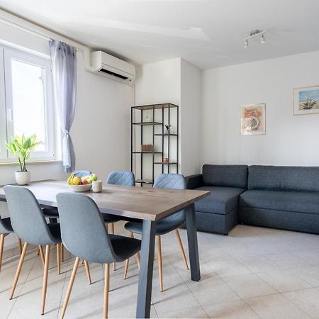 Charmante Wohnung Fusslaeufig Zum Meer In Funtana Extérieur photo