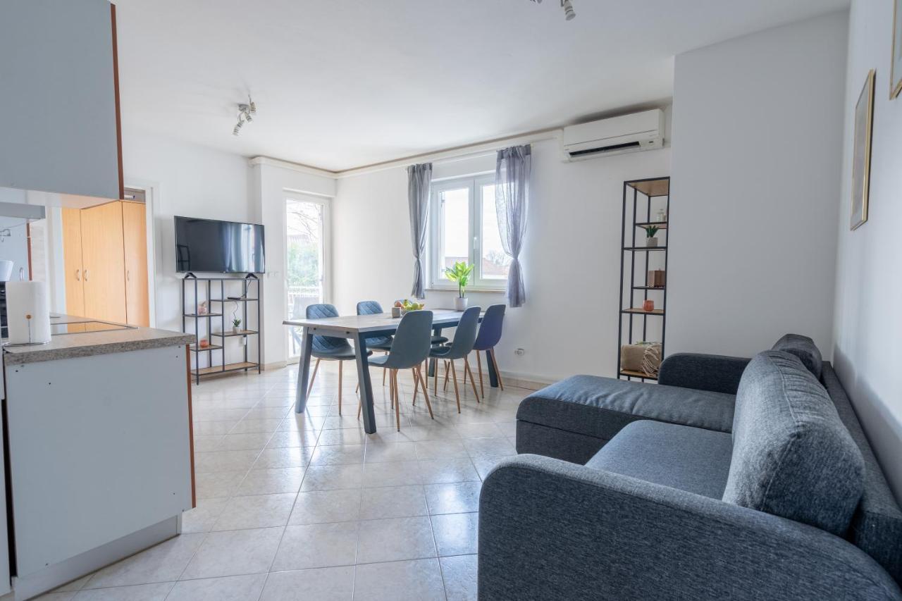 Charmante Wohnung Fusslaeufig Zum Meer In Funtana Extérieur photo